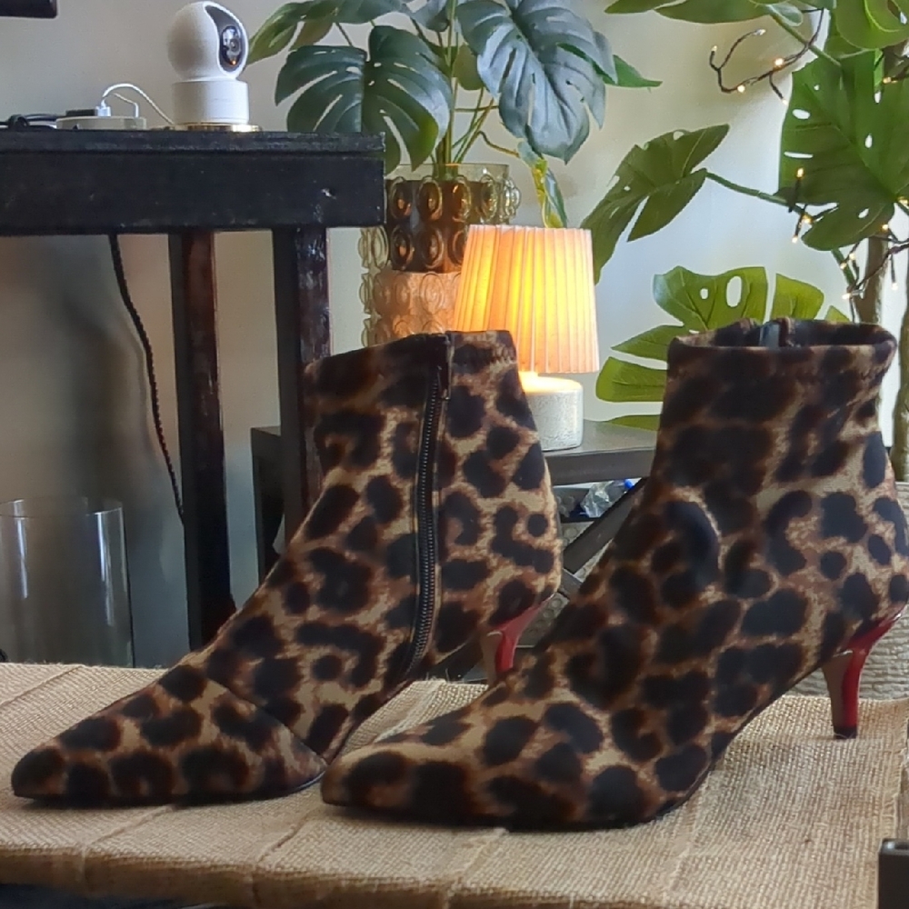 💋Crazy Work!! Betsey Johnson Leopard Ankle Boots with Red Kitten 👠 Heel. - Picture 5 of 9